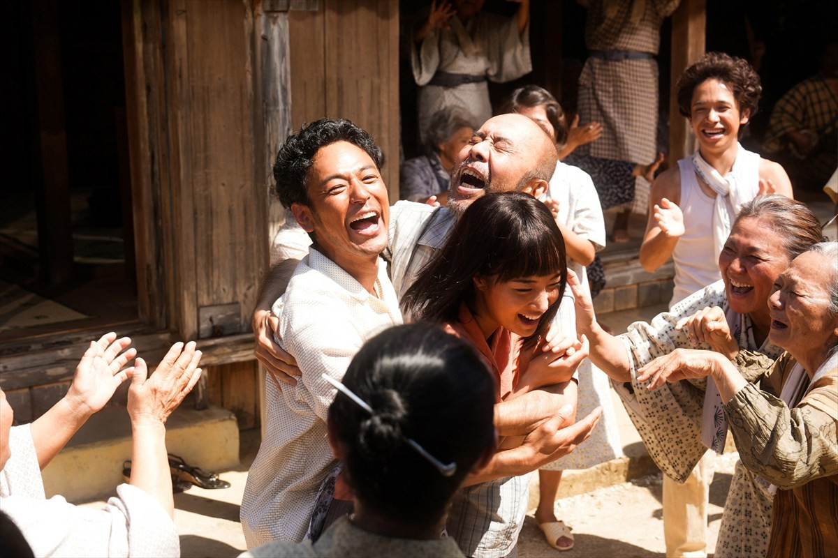衝突する妻夫木聡×窪田正孝、未来を信じる広瀬すず――映画『宝島』新場面写真7点解禁