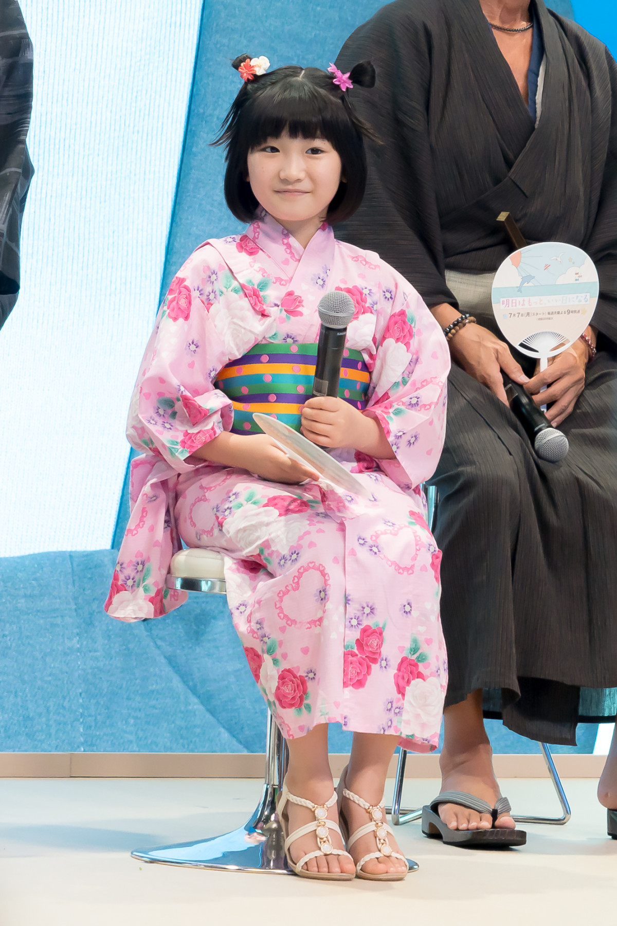 福原遥、生ウインク披露で照れ笑い　生田絵梨花がメロメロ