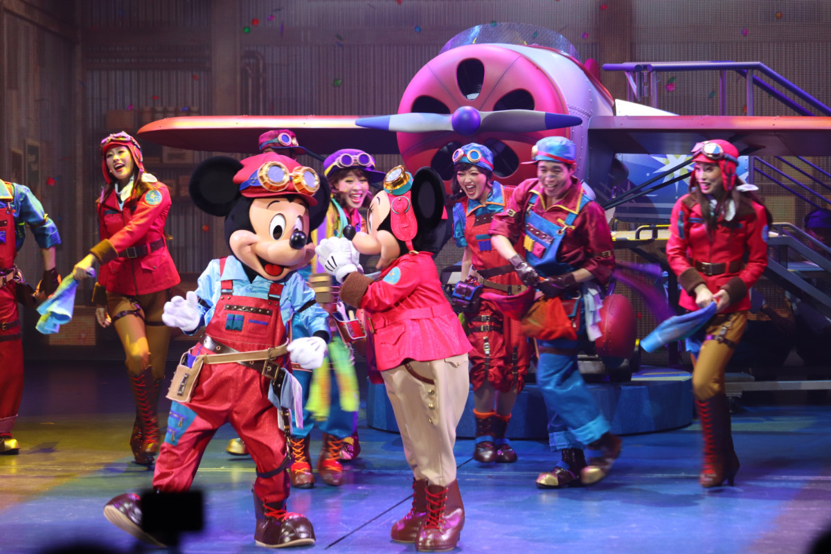 2re20250715_東京ディズニーシー「ハンガーステージ」の新エンターテイメントプログラム「ドリームス・テイク・フライト」の様子