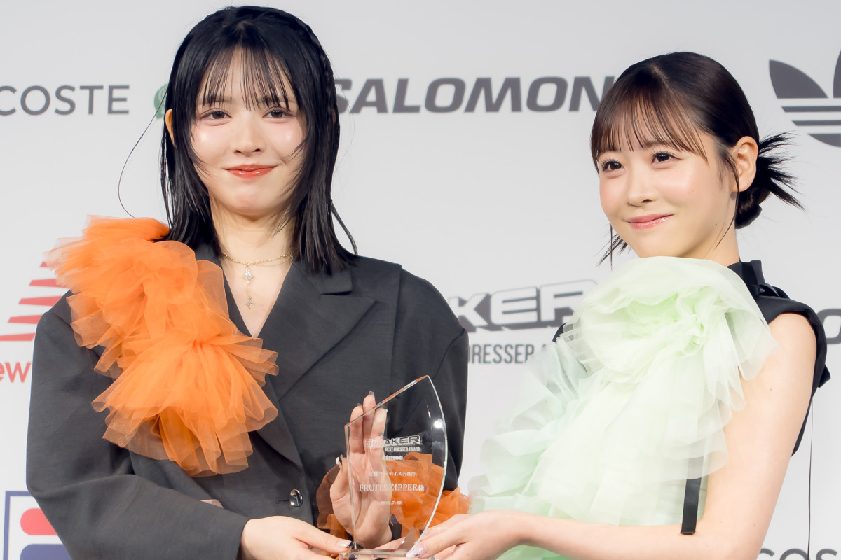 FRUITS ZIPPER・鎮西寿々歌&櫻井優衣、「atmos presents SNEAKER BEST DRESSER AWARD 2025」授賞式・記者発表会に登場