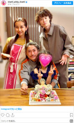窪塚洋介、46歳の誕生日を祝われる　※「窪塚優香／PINKY」インスタグラム