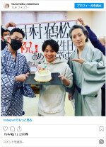 同門の中村勘九郎（左）、中村七之助（右）に誕生日を祝われる中村鶴松 ※「中村鶴松」インスタグラム