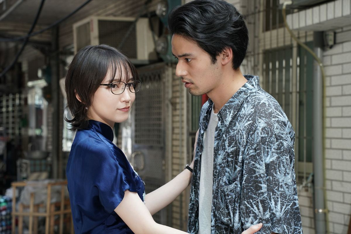 吉岡⾥帆、ショートヘア×チャイナ服で魅惑の変⾝！　『九龍ジェネリックロマンス』新場面写真解禁