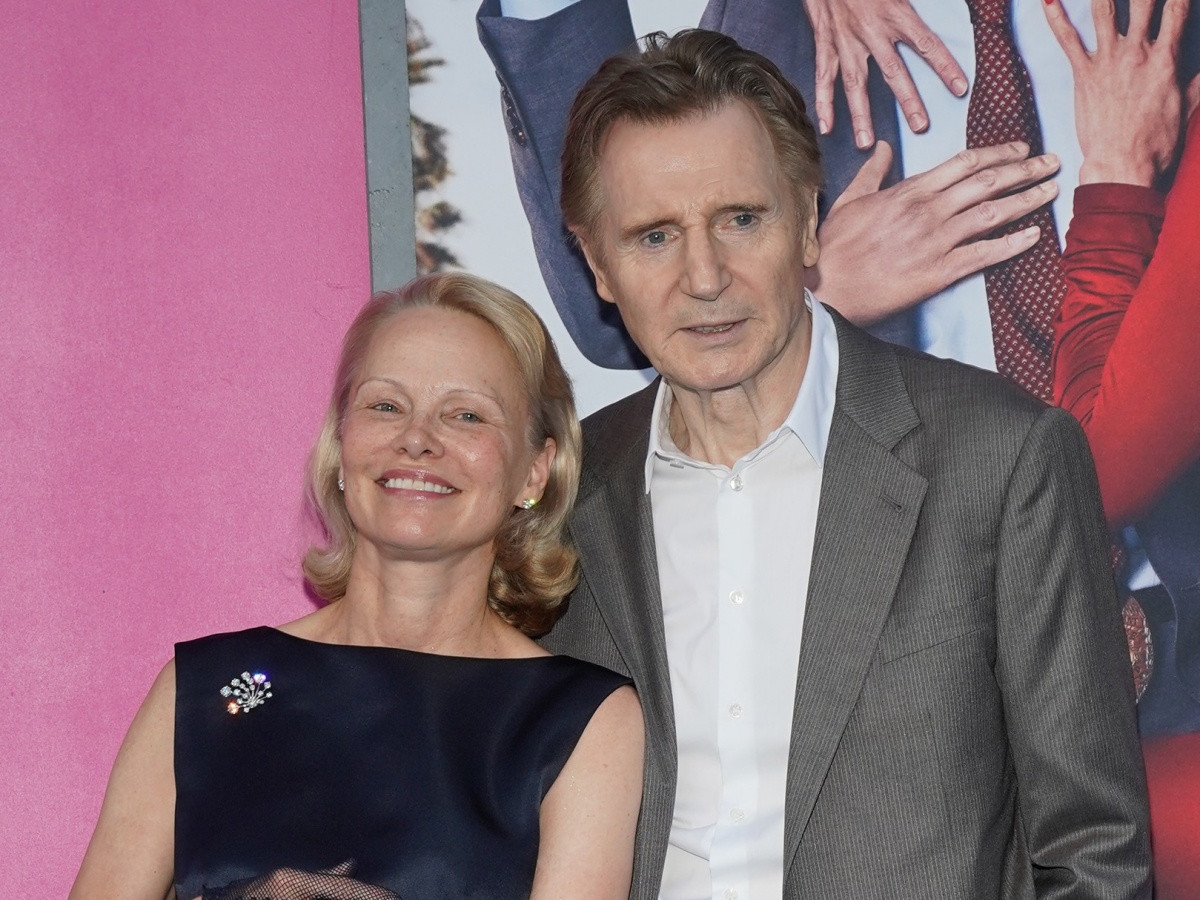 元祖セクシー女優パメラ・アンダーソンとベテランアクションスターのリーアム・ニーソンがお互いに夢中!?新作プレミアでラブラブ