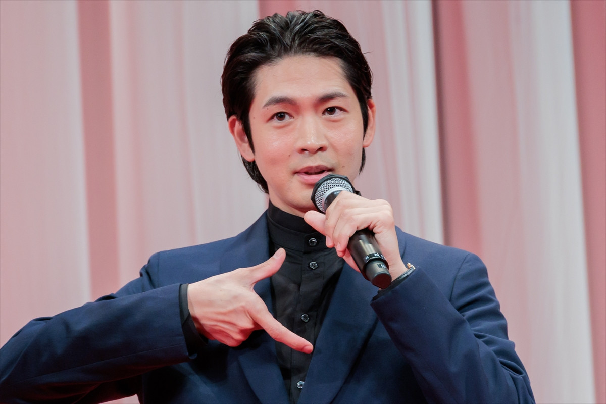 松下洸平、結婚発表後初の公の場 “幼稚園児サイズ”のネクタイに「和みました」