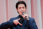 松下洸平、映画『遠い山なみの光』完成披露舞台挨拶に登場