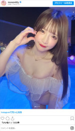 もえあず、水着姿　※「もえあず」インスタグラム