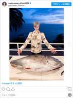 マグロ解体に挑戦するMatt　※「Matt」インスタグラム