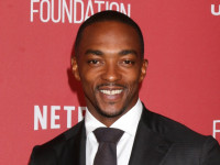 『キャプテン・アメリカ』アンソニー・マッキーが謎のブロンド女性と路上キス