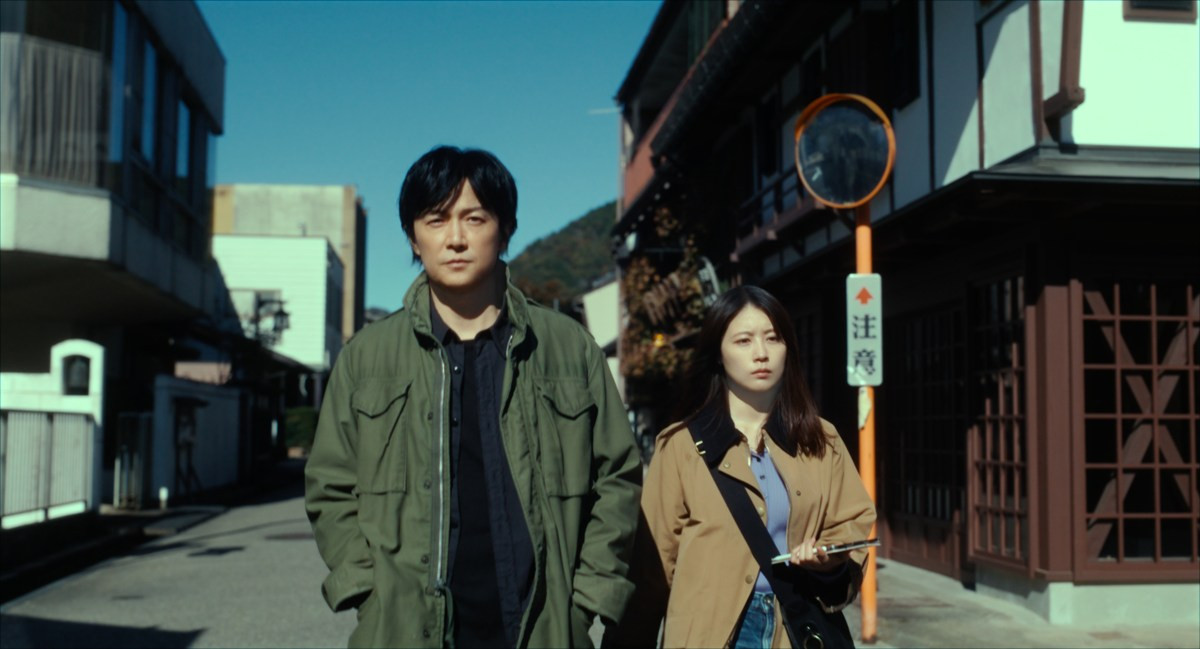 『ブラック・ショーマン』福山雅治＆有村架純による“叔父姪”バディの最新写真解禁