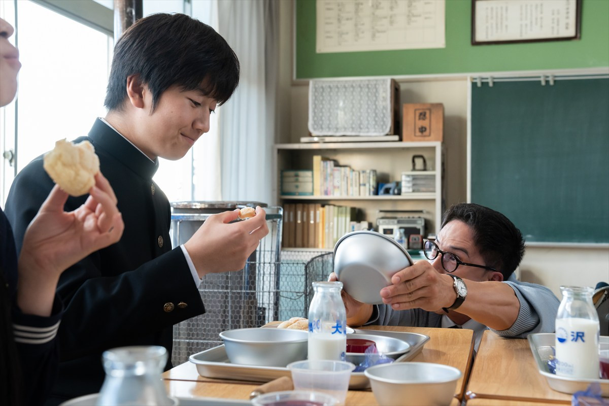 “甘利田”市原隼人、青森名物・せんべい汁に舌鼓　『おいしい給食 炎の修学旅行』新場面写真13枚一挙解禁