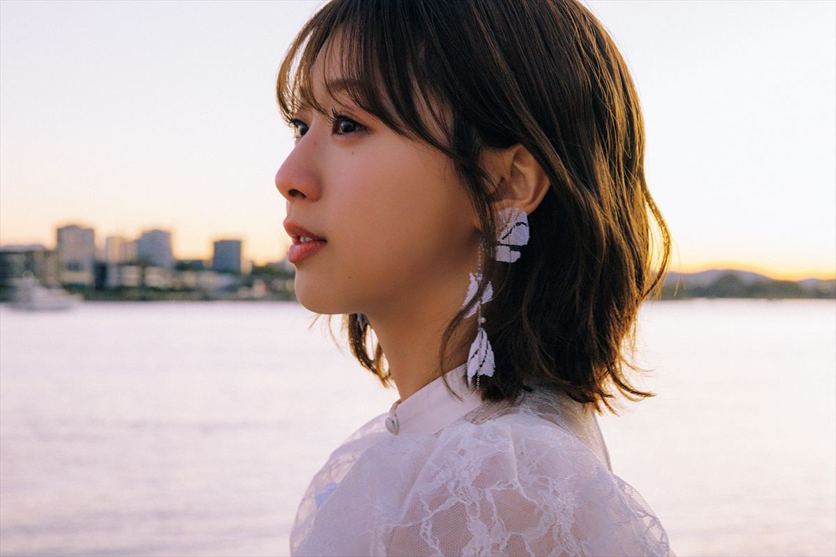 日向坂46・富田鈴花、ベッドでランジェリー姿　1st写真集より未公開だった最後のポストカード絵柄解禁
