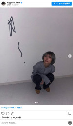 1日限定（？）の水色ヘアを楽しむ藤吉夏鈴　※「藤吉夏鈴」インスタグラム