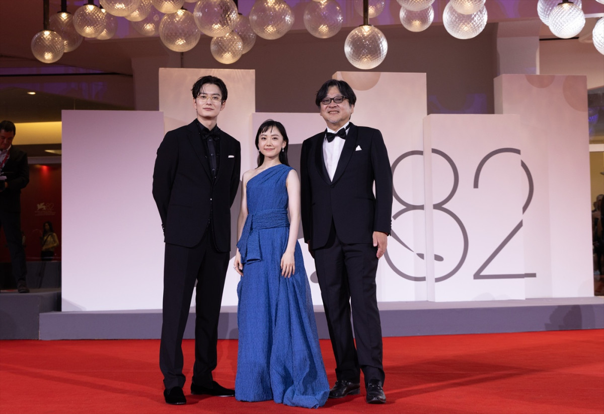 映画『果てしなきスカーレット』、ヴェネチア国際映画祭でのレッドカーペットの様子