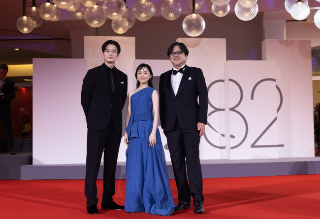 映画『果てしなきスカーレット』、ヴェネチア国際映画祭でのレッドカーペットの様子
