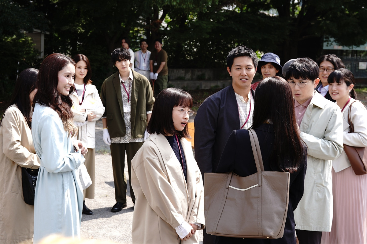間宮祥太朗×新木優子『良いこと悪いこと』、不穏さあふれるポスター解禁　AIで生成した「小学6年生の写真」にも注目