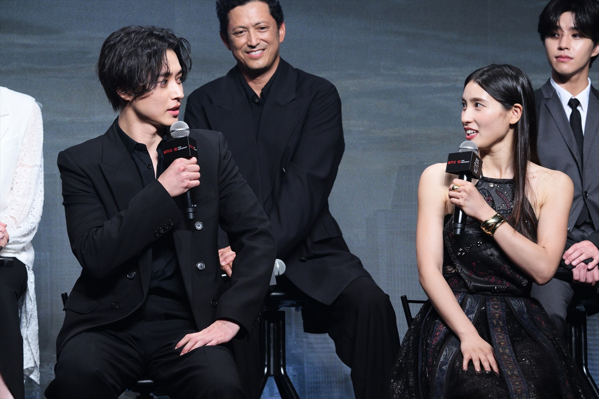 磯村勇斗、『今際の国のアリス』で共演の毎熊克哉と相思相愛「ずっとバディ」「もう離れられない」