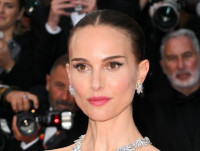 ナタリー・ポートマン、コワモテの新恋人とパリでデート