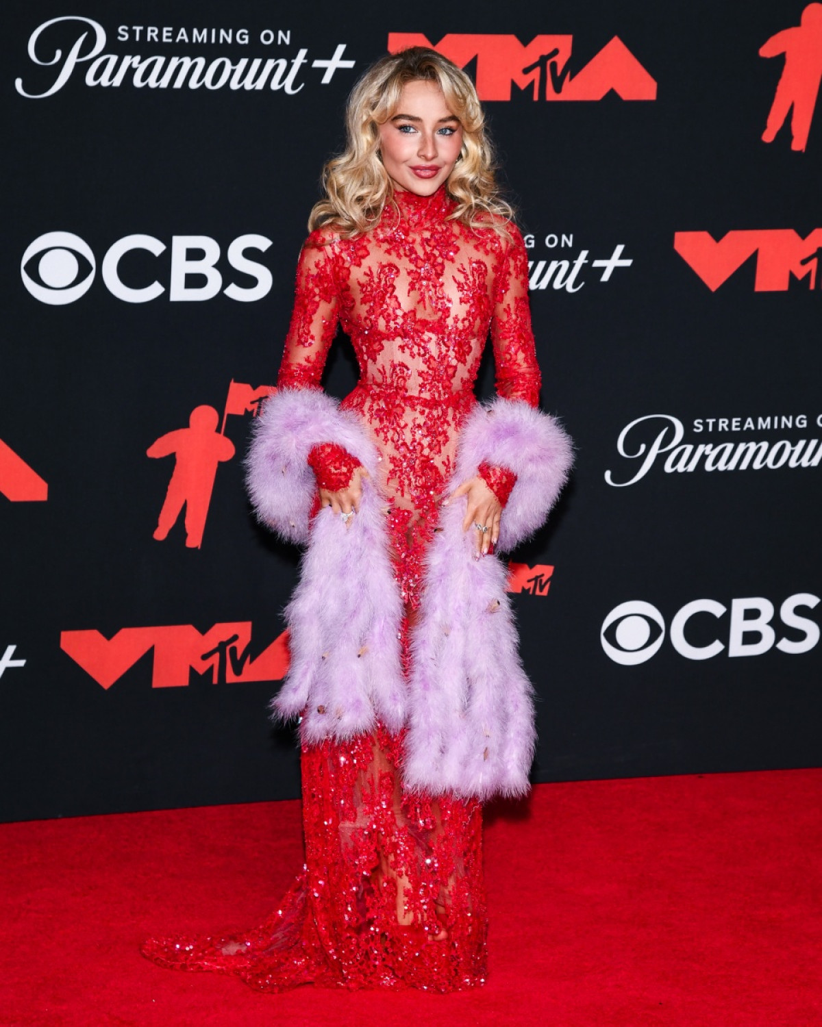 サブリナ・カーペンター、MTV VMA 2025 レッドカーペットでシースルードレス姿