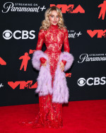 サブリナ・カーペンター、MTV VMA 2025 レッドカーペットでシースルードレス姿