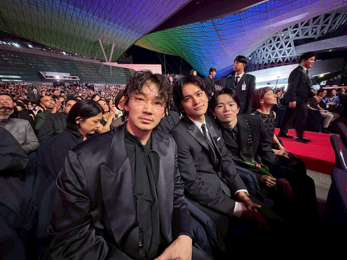 北村匠海、初の海外映画祭レッドカーペット登場　『愚か者の身分』釜⼭国際映画祭に林裕太＆綾野剛と降臨