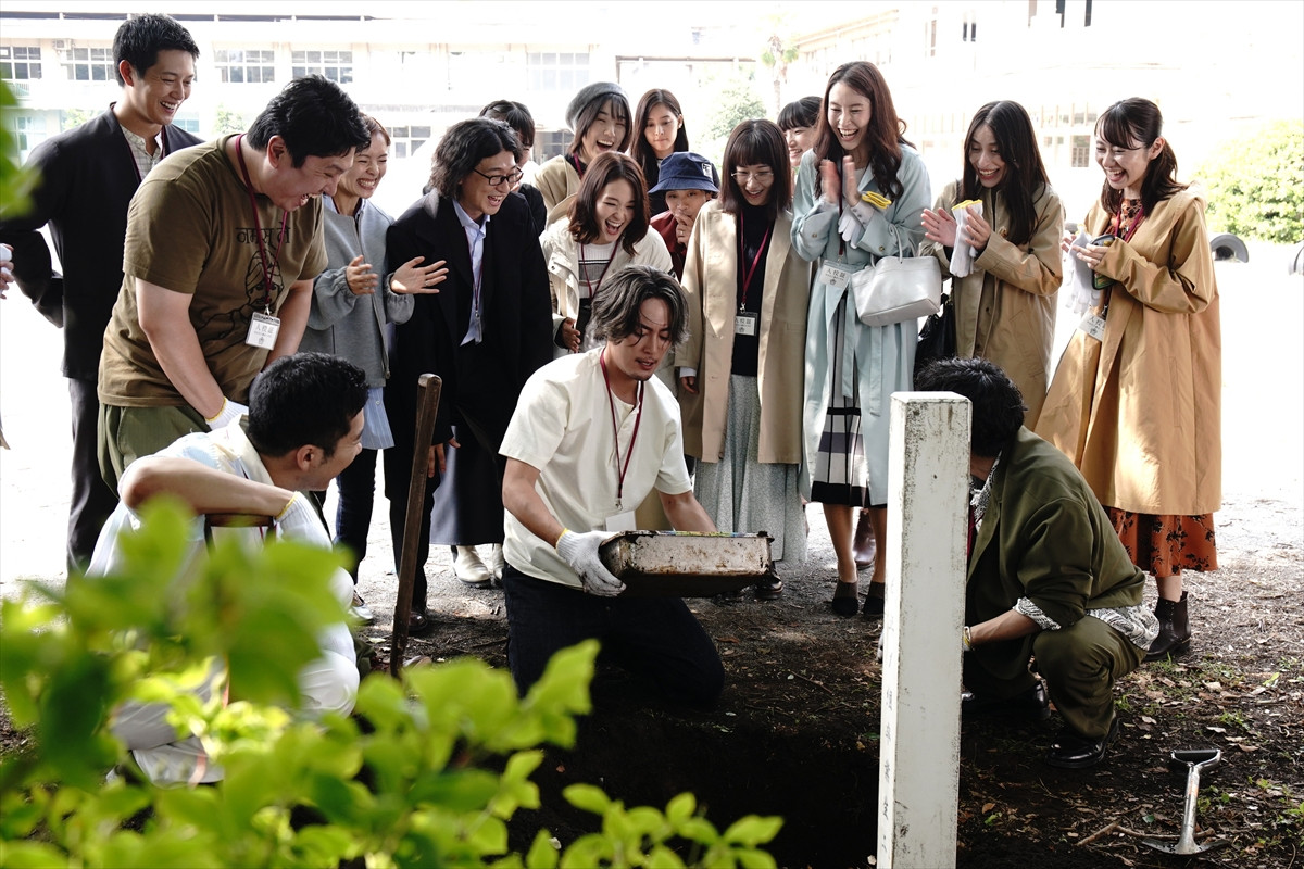 間宮祥太朗×新木優子『良いこと悪いこと』、不穏さあふれるポスター解禁　AIで生成した「小学6年生の写真」にも注目