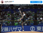 投球フォームに驚きの声が上がった岡田紗佳　※「岡田紗佳」インスタグラム