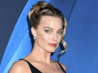 マーゴット・ロビー、大胆スリットドレスで美脚を見せつける