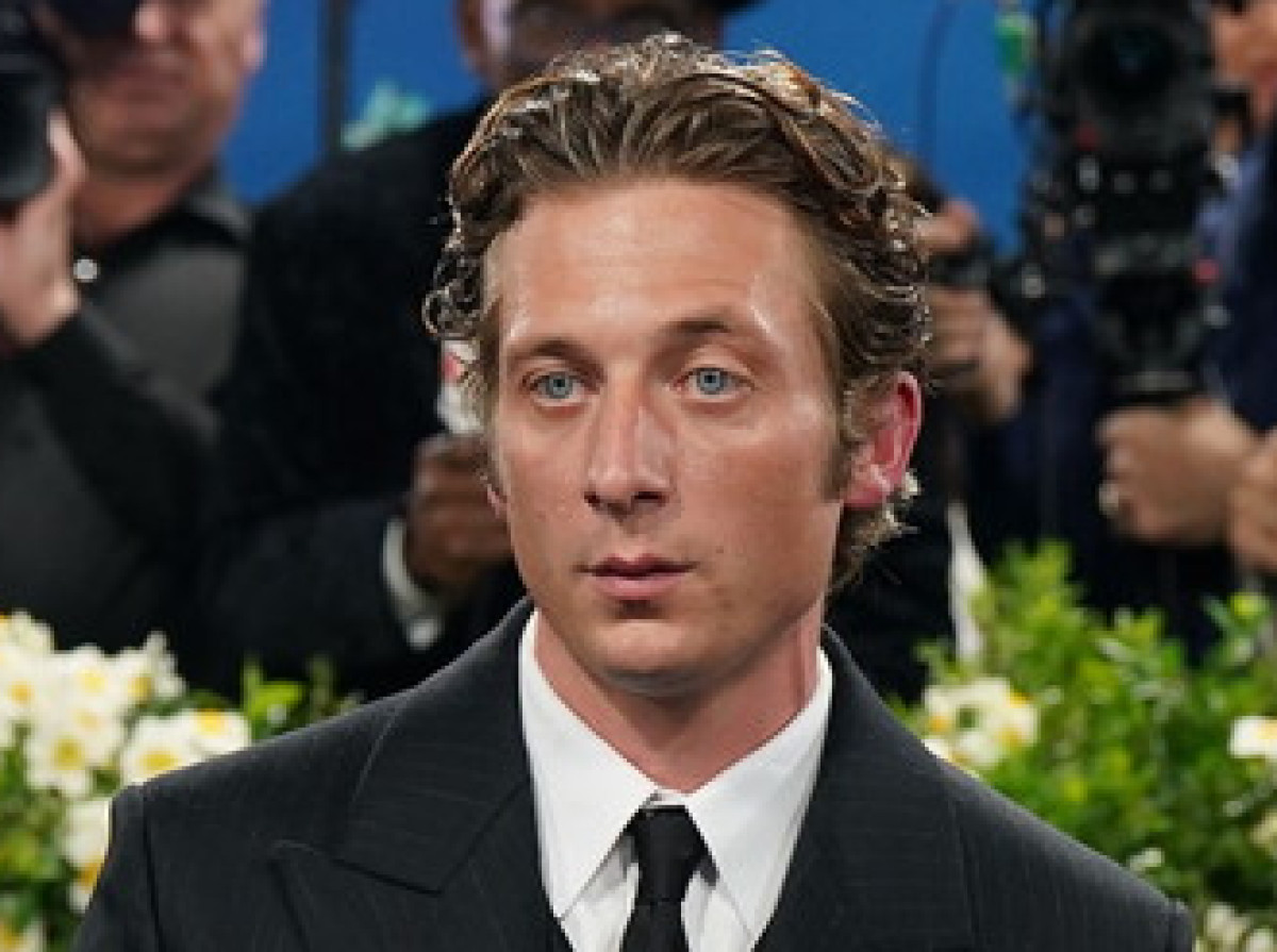 花好きジェレミー・アレン・ホワイト、花屋の呼びかけに応えてポーズ ファンを歓喜させる
