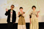 映画『風のマジム』沖縄県先行公開初日舞台あいさつに登場した（左から）原作者の原田マハ、主演の伊藤沙莉、芳賀薫監督