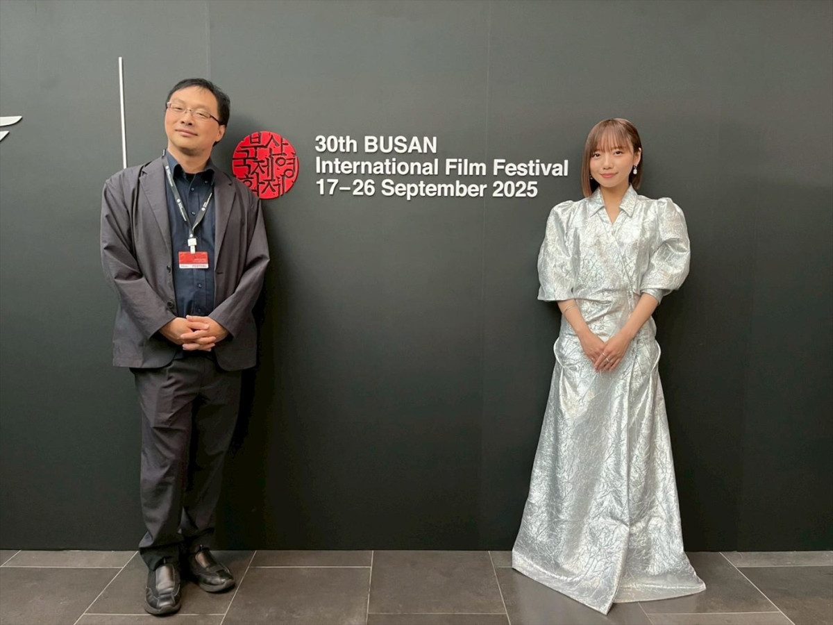 齊藤京子、シルバードレス姿で釜山国際映画祭レッドカーペットに登場！