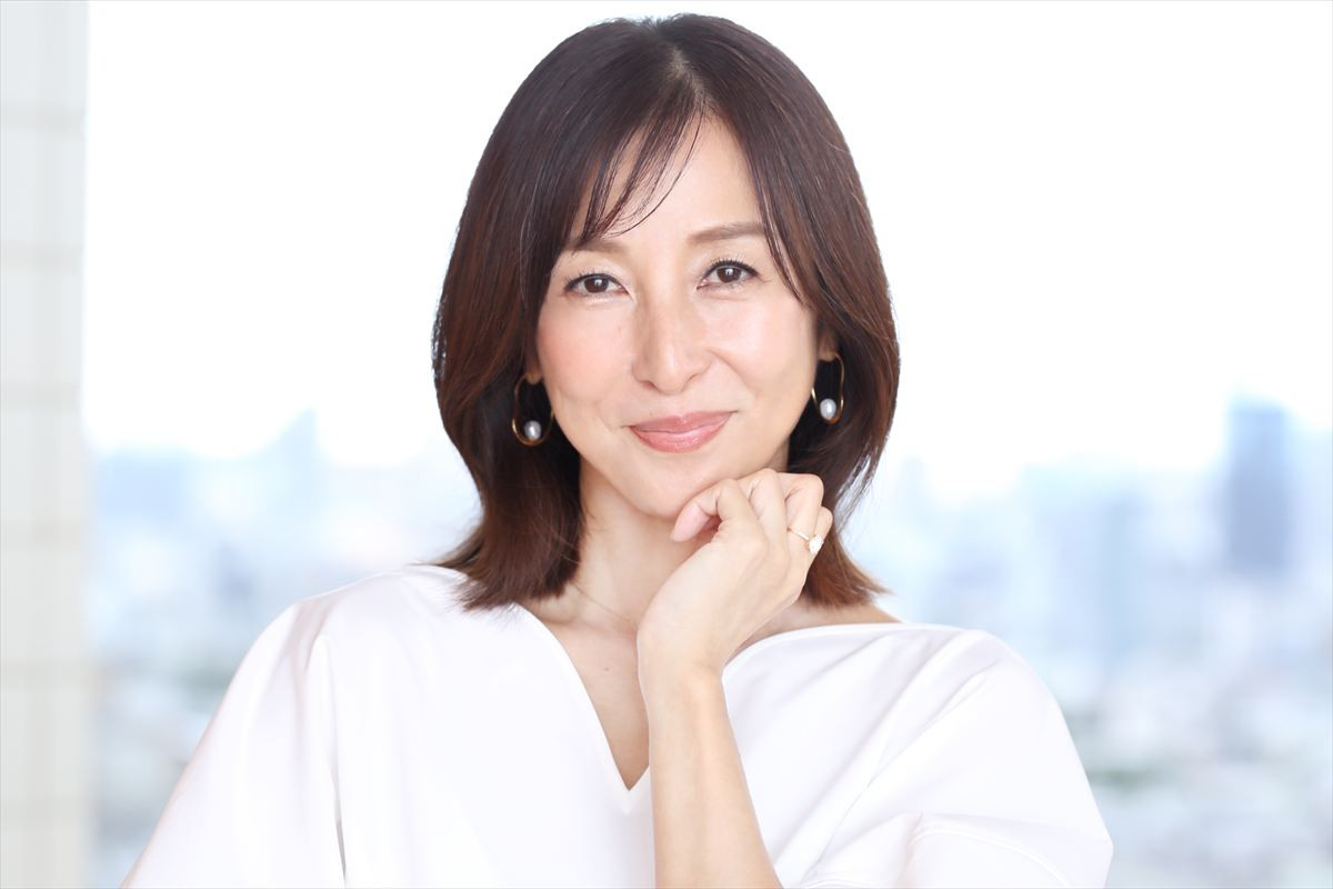 かとうれいこ56歳、水着でも魅せる“27年ぶりの写真集”　年齢を重ねることには「日々マイペースに抗ってる」