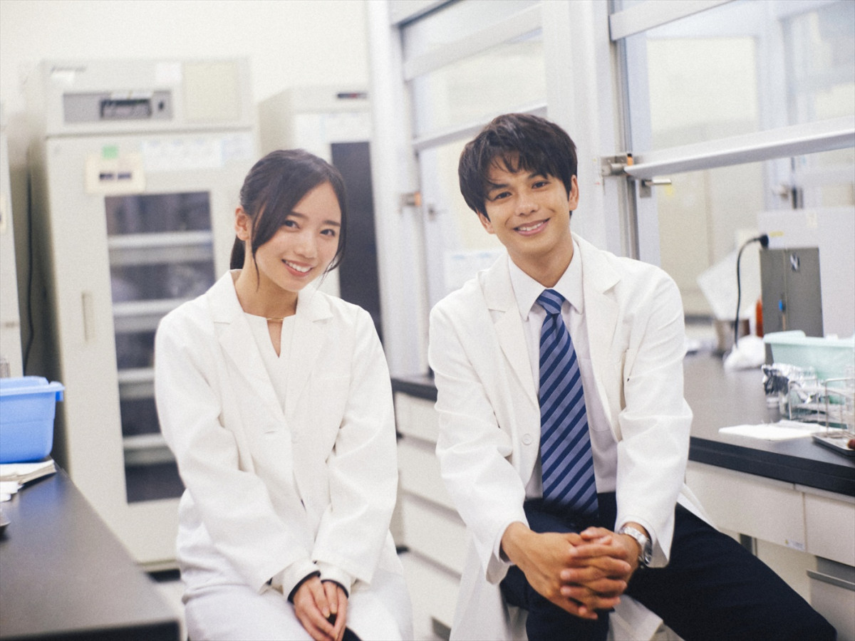 森崎ウィン×向井康二『（LOVE SONG）』、キャスト陣の一体感が伝わる仲良しオフショット解禁