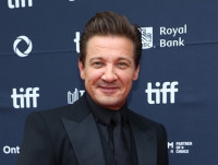 ジェレミー・レナー、AI制作アニメーション映画でナレーション