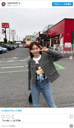 キャラTもかわいいけど　脚が長すぎる！　小嶋陽菜　※「小嶋陽菜」インスタグラム