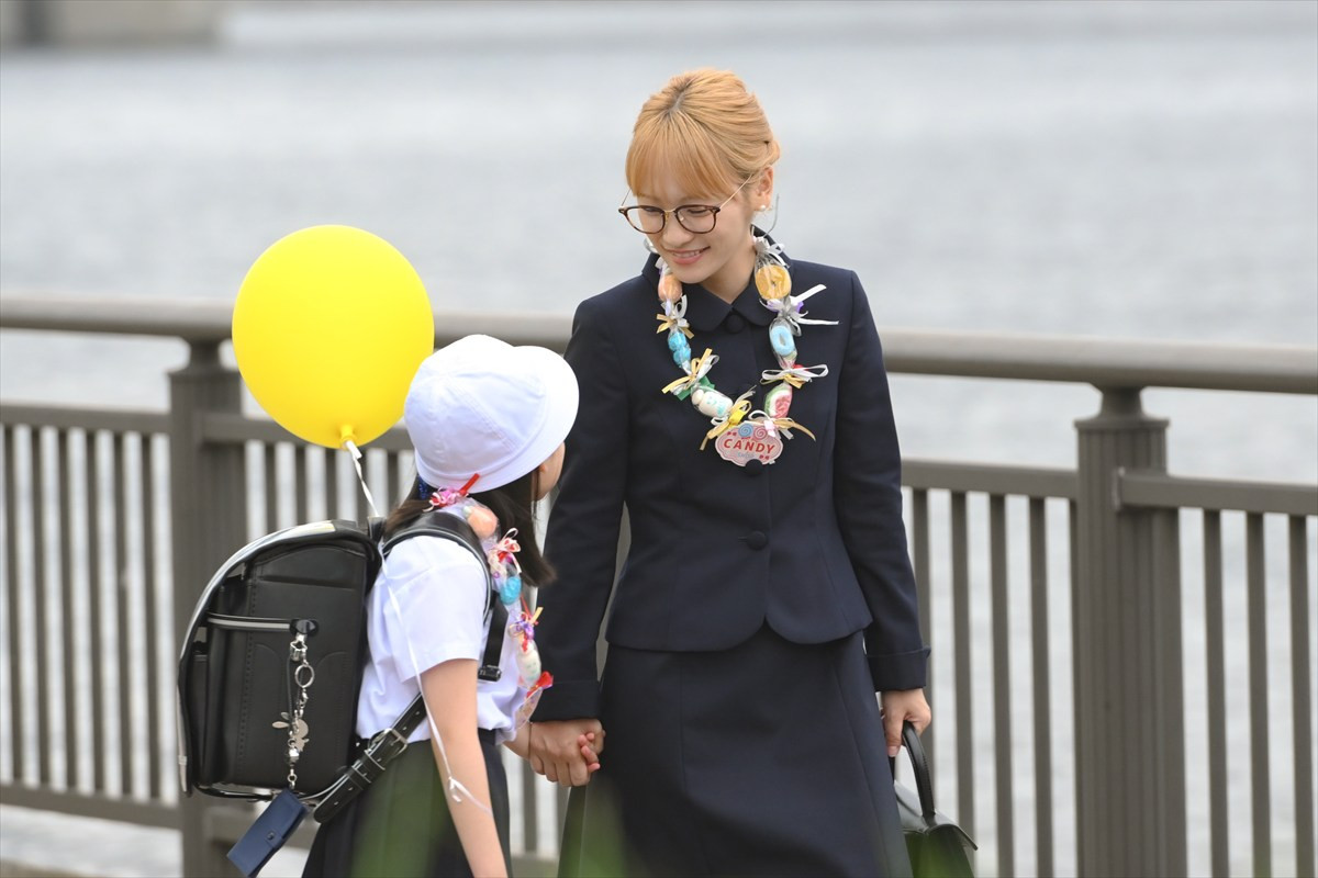 『フェイクマミー』第4話 “茉海恵”川栄李奈、“薫”波瑠の妹として学校のファミリーデーに参加