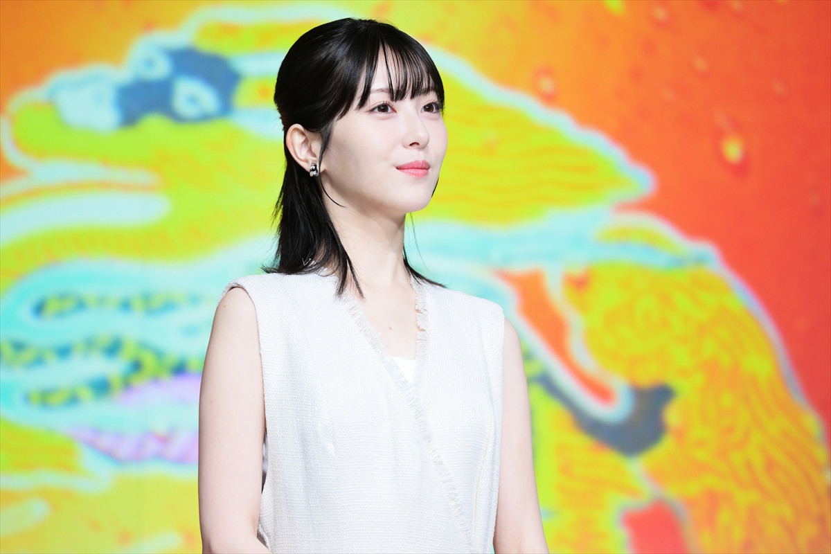 浜辺美波、酒類CM初出演に喜び　ビールの感想には鈴木亮平がいじり「シャンシャン!?」