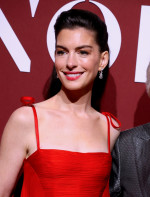 アン・ハサウェイ、ヴァレンティノの真っ赤なドレスでファッションのイベントに