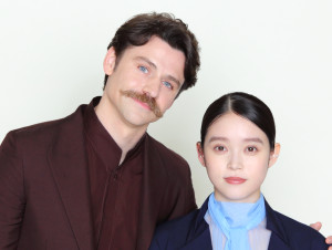 連続テレビ小説『ばけばけ』に出演する（左から）トミー・バストウ、高石あかり