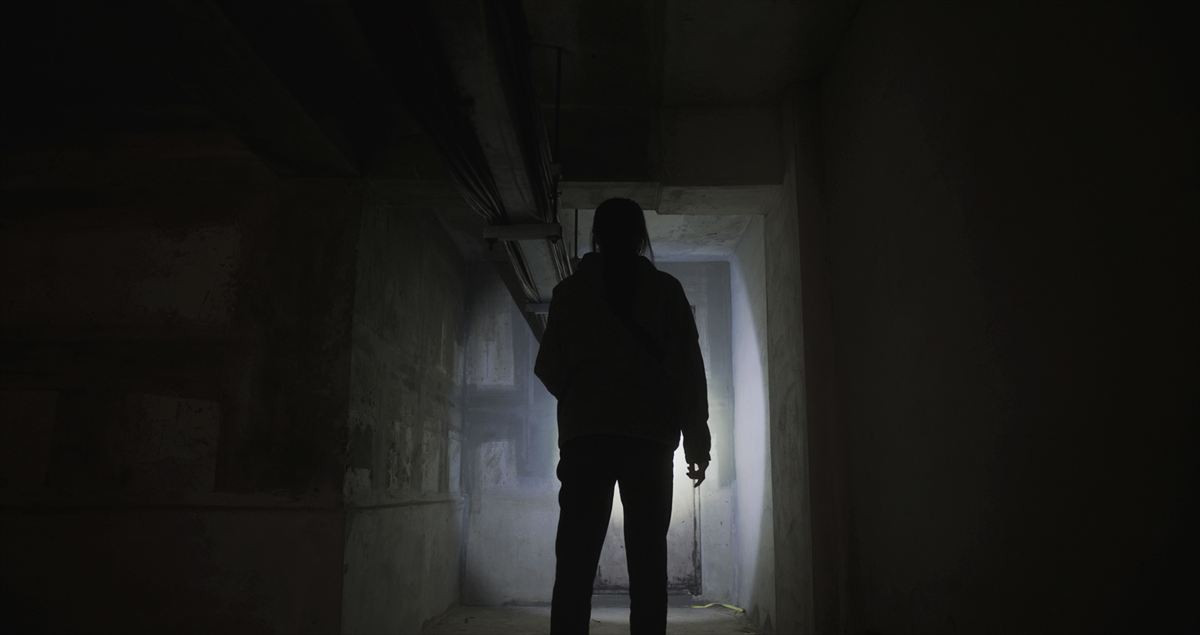 韓国発ホラー『層間騒音』恐怖の団地にはびこる不穏なアイテム・人物カットが一挙解禁