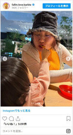 バービー、娘からご飯を食べさせてもらう姿が微笑ましい　※「バービー」インスタグラム