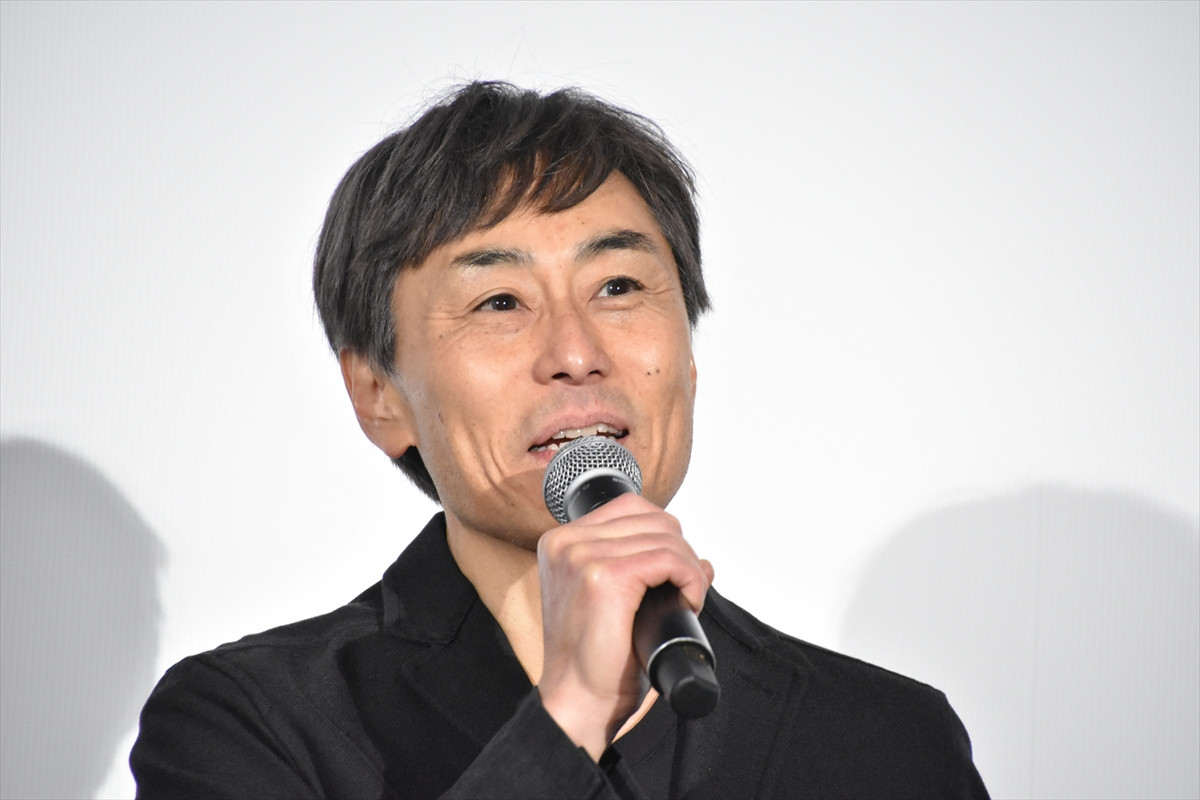 坂口健太郎、さっぱり短髪＆髭スタイルで主演映画の舞台挨拶に登場「大変な役でした」