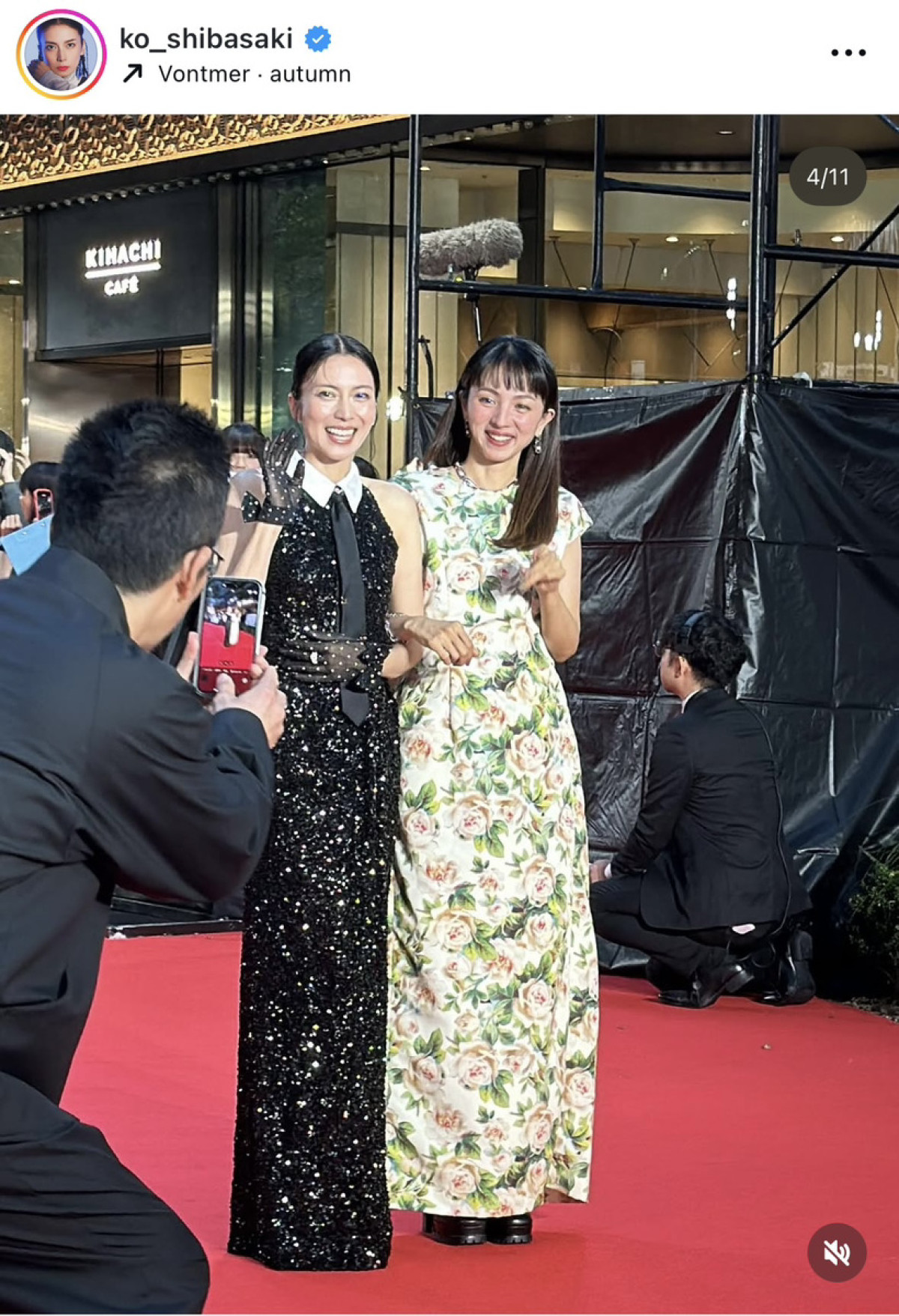 柴咲コウ、顔より大きなグラスで乾杯! 肩だしドレス姿でキメポーズも