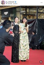 柴咲コウ、顔より大きなグラスで乾杯! 肩だしドレス姿でキメポーズ「柴咲コウ」インスタグラム