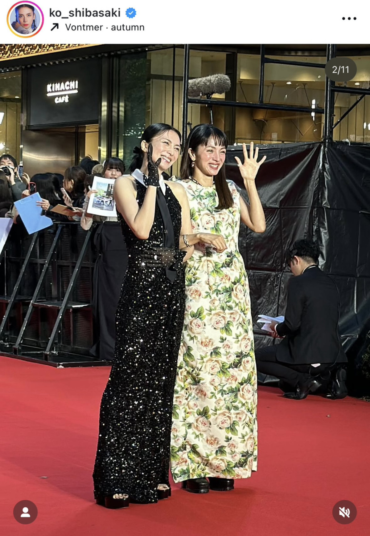 柴咲コウ、顔より大きなグラスで乾杯! 肩だしドレス姿でキメポーズも