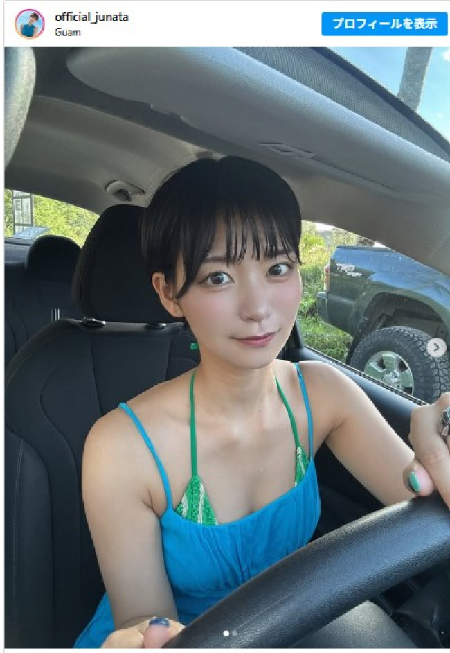 グアムで左ハンドルの車でドライブに挑戦する小坂田純奈 ※「小坂田純奈」インスタグラム