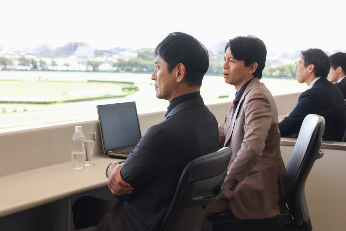 『ザ・ロイヤルファミリー』第2話 “栗須”妻夫木聡、優秀な調教師“広中”安藤政信と対面