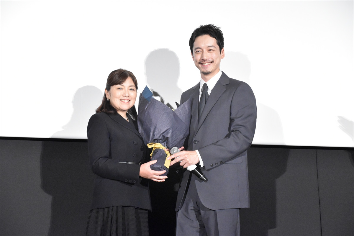 坂口健太郎、さっぱり短髪＆髭スタイルで主演映画の舞台挨拶に登場「大変な役でした」
