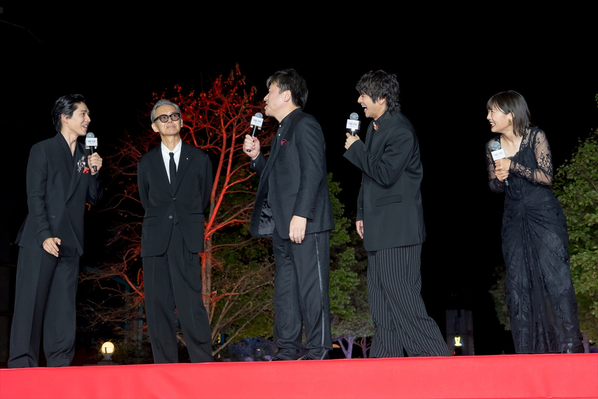 渡部篤郎、舞台挨拶で涙　佐藤二朗「いきなり泣き出すからびっくりしちゃった」