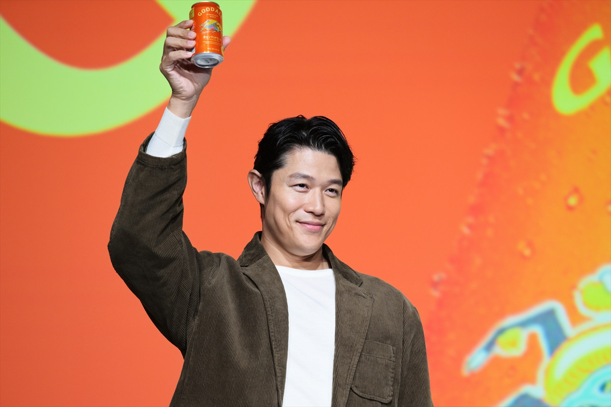 浜辺美波、酒類CM初出演に喜び　ビールの感想には鈴木亮平がいじり「シャンシャン!?」